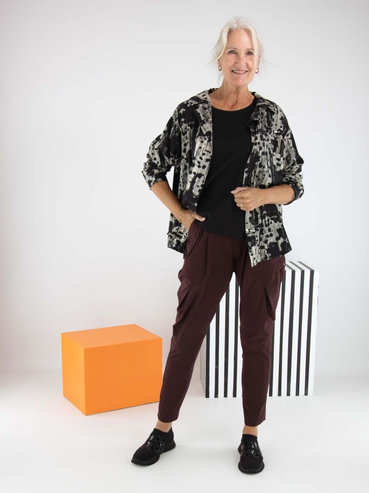 Grafische blazer van High met aubergine broek Grafische blazer van High met aubergine broek